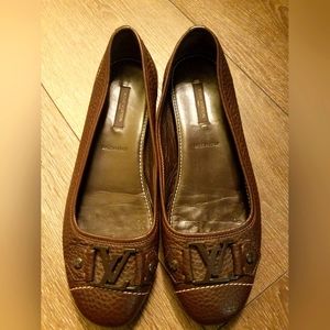 Louis Vuitton Leather Flat Damage to the Soles. Size 37.5. Color Brown